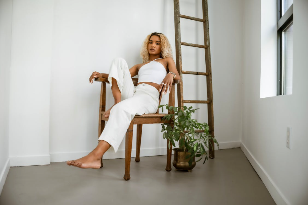 5 Ways to Style White Jeans for Tall Women