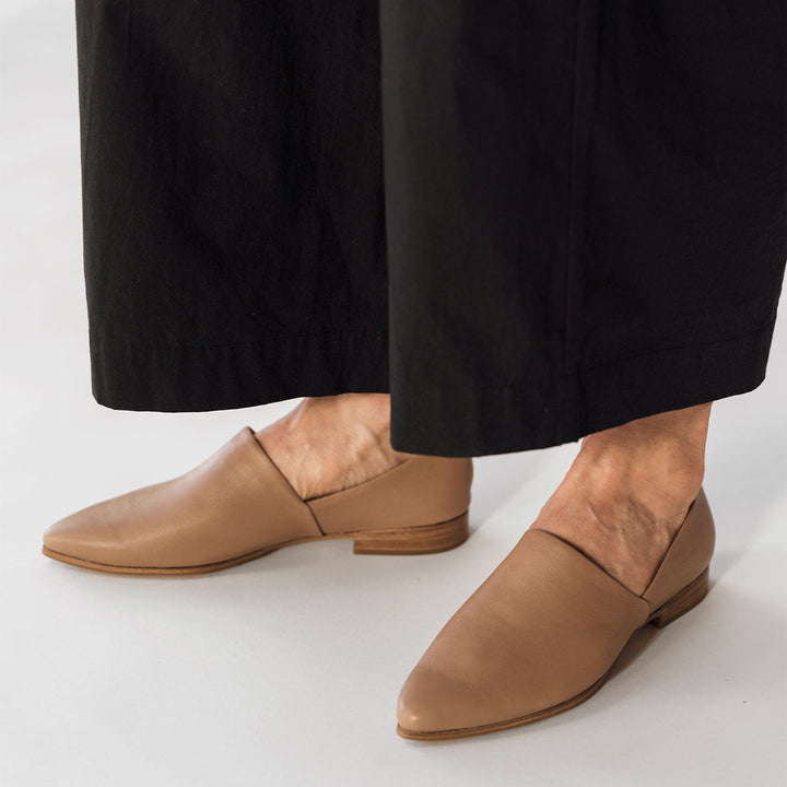 The Glove Fit Flat - Biscotti