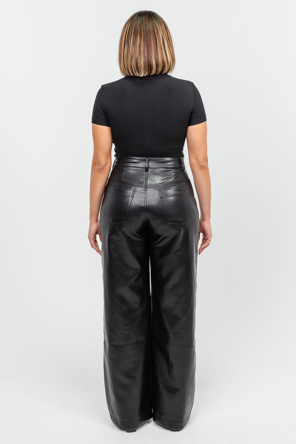 パンツ ROTATE FAUX LEATHER WIDE LEG PANTS Mid-rise faux leather wide-leg pants in burgundy - Rotate